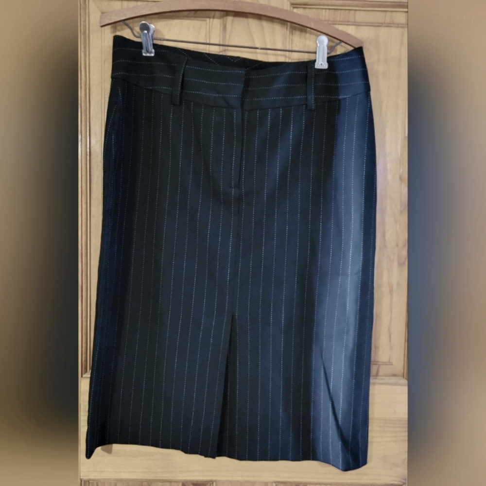 Old Navy Stretch Skirt Pin Striped Front zippered and slit Size 8